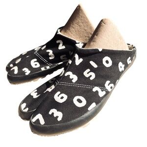 Sou Sou Tabi Shoes – Black with Number Print